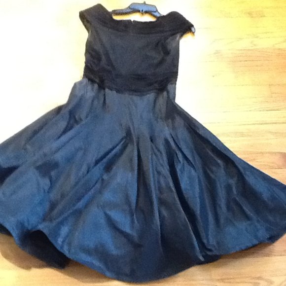 Gorgeous Tadashi Shoji Black Gown - Picture 5 of 5